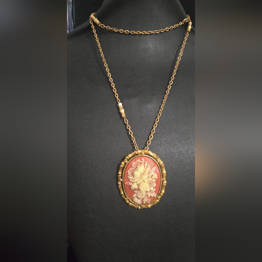 Vintage Hibiscus Floral Cameo (Pink, Cream, Goldtone Pendent/Brooch